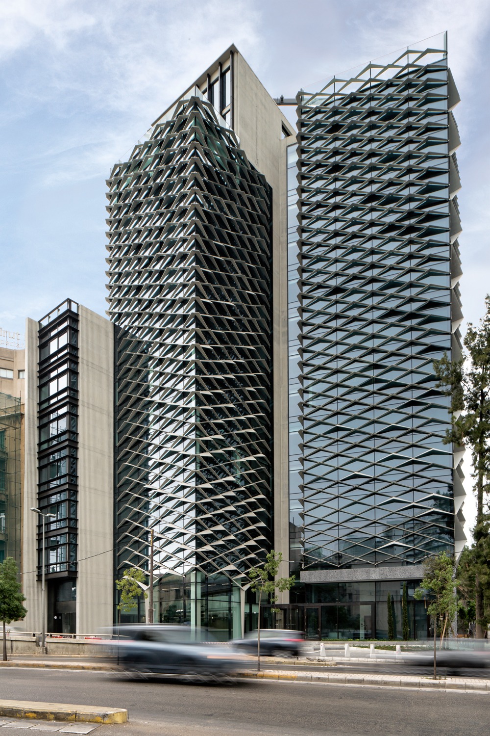 Geometric façade with projecting architectural formparts